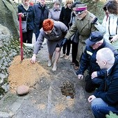  Kapsułę czasu zakopano za kamiennym monumentem wewnątrz szańca