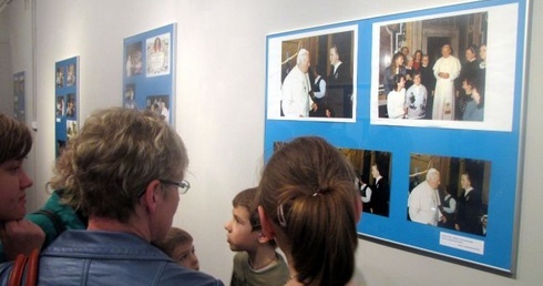 Wystawa zdjęć mieszkańców Przasnysza ze spotkań, pielgrzymek z Janem Pawłem II