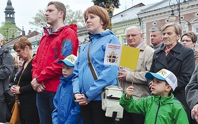 Całe rodziny przyszły na sądecki rynek dziękować za św. Jana Pawła II