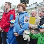 Całe rodziny przyszły na sądecki rynek dziękować za św. Jana Pawła II