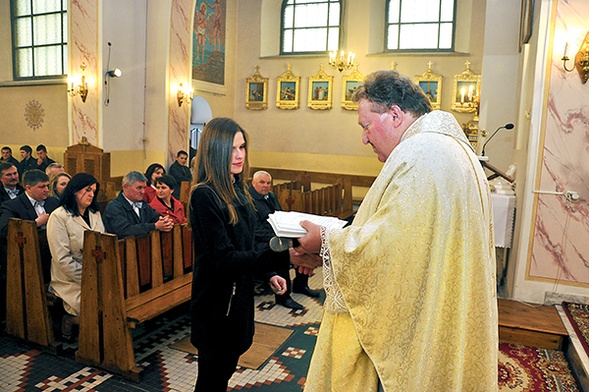 Świadectwa ukończenia kursu rozdaje ks. proboszcz  Andrzej Ślusarz