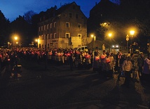 Kilkaset osób, Niemców i Polaków, wzięło udział w dziękczynnej procesji światła pomiędzy granicznymi mostami w Zgorzelcu. Modlitwie przewodniczył bp Wolfgang Ipolt, ordynariusz diecezji z Goerlitz