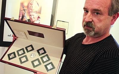 Waldemar Basta prezentuje kolekcję medali z ojcem świętym