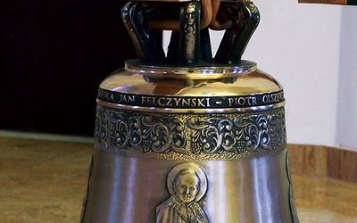 Dzwon został odlany w pracowni Janusza Felczyńskiego w Przemyślu. Został poświęcony 27 kwietnia