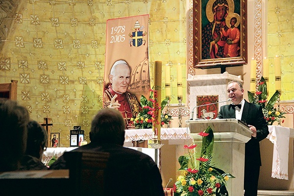 Sochaczew. Modlitewne czuwanie przed kanonizacją w kościele parafii św. Wawrzyńca rozpoczęło się monodramem poetyckim. Wiersze młodego Karola Wojtyły recytował Maciej Gąsiorek, aktor Teatru Rampa