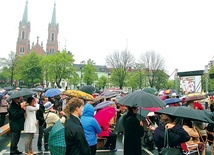 Kutno. Mieszkańcy miasta oglądali uroczystości z Watykanu na telebimie ustawionym na placu Wolności. Wcześniej uczestniczyli we Mszy św. polowej