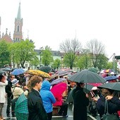 Kutno. Mieszkańcy miasta oglądali uroczystości z Watykanu na telebimie ustawionym na placu Wolności. Wcześniej uczestniczyli we Mszy św. polowej