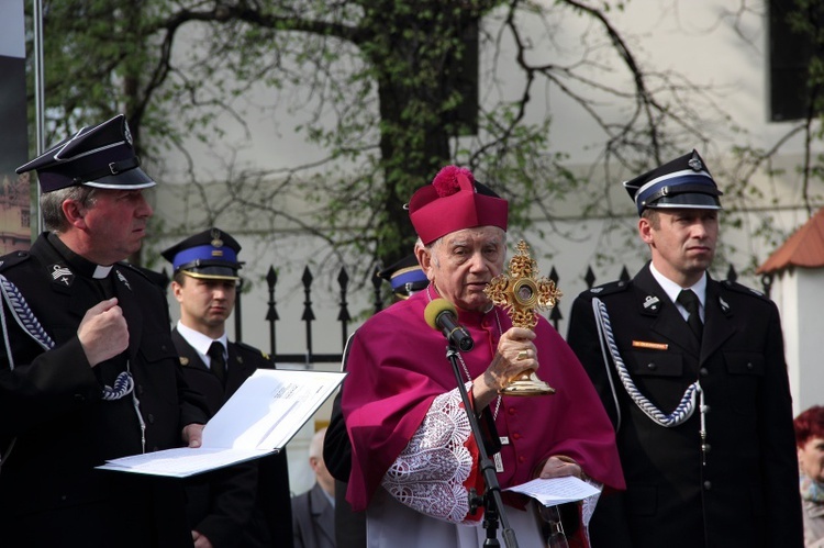 Przemarsz strażaków na cześć papieży