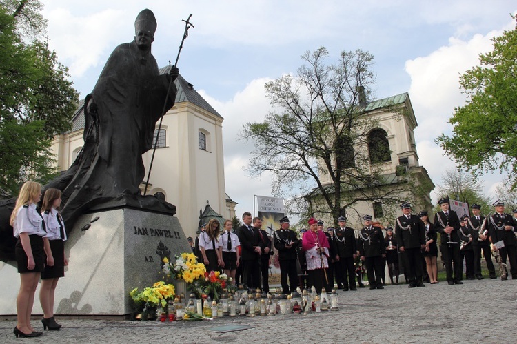 Przemarsz strażaków na cześć papieży