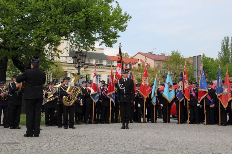 Przemarsz strażaków na cześć papieży