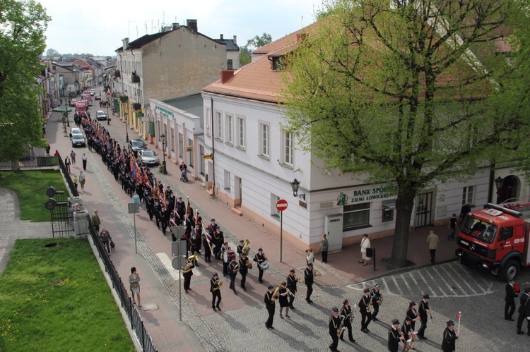 Przemarsz strażaków na cześć papieży