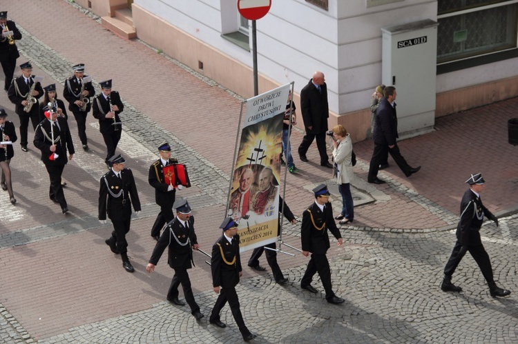 Przemarsz strażaków na cześć papieży