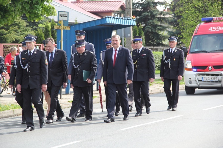 Przemarsz strażaków na cześć papieży