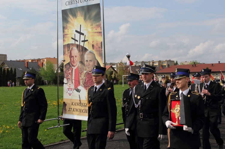 Przemarsz strażaków na cześć papieży