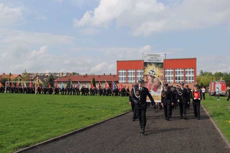 Przemarsz strażaków na cześć papieży