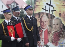 Przemarsz strażaków na cześć papieży