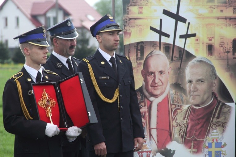Przemarsz strażaków na cześć papieży