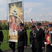 Na czele przemarszu niesiono relikwie św. Floriana