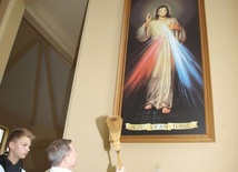 W Czerniewicach przed nowym obrazem Jezusa Miłosiernego dziękowano za kanonizację dwóch papieży