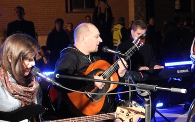 Piotr Mirecki (w środku) podczas koncertu dla pielgrzymów przy kościele w Wysokiej 1 maja 2013 r. 