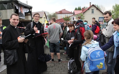 Klerycy krakowskiego seminarium pomagają od rana patnikom