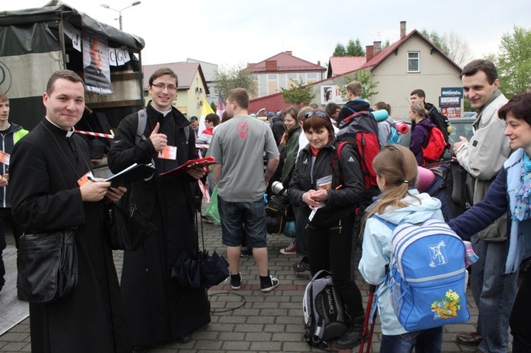 Klerycy krakowskiego seminarium pomagają od rana patnikom