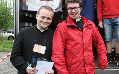 Klerycy: Edward (z prawej) i Szymon, pielgrzymują z bielsko-żywieckimi patnikami pierwszy raz