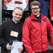 Klerycy: Edward (z prawej) i Szymon, pielgrzymują z bielsko-żywieckimi patnikami pierwszy raz