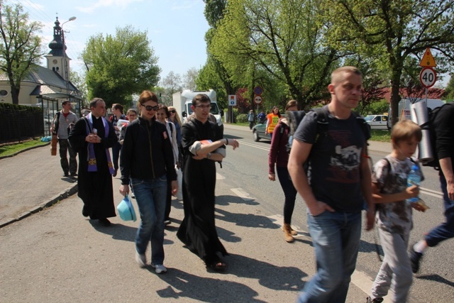 Pielgrzymi w drodze z Hałcnowa do Łagiewnik