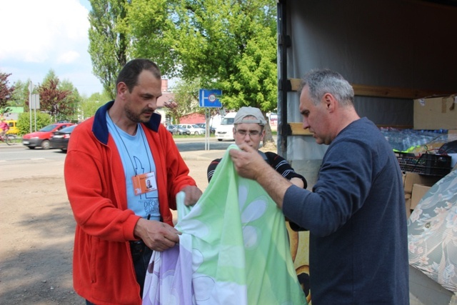 Pielgrzymi w drodze z Hałcnowa do Łagiewnik