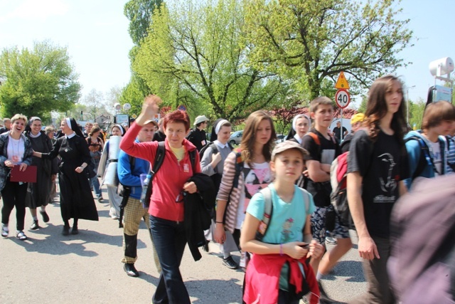 Pielgrzymi w drodze z Hałcnowa do Łagiewnik