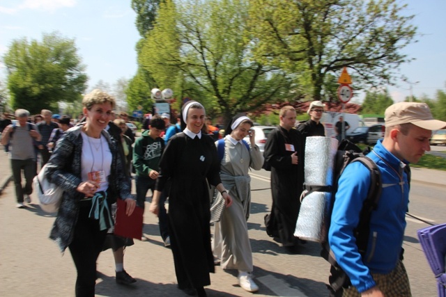 Pielgrzymi w drodze z Hałcnowa do Łagiewnik