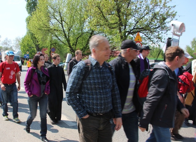 Pielgrzymi w drodze z Hałcnowa do Łagiewnik
