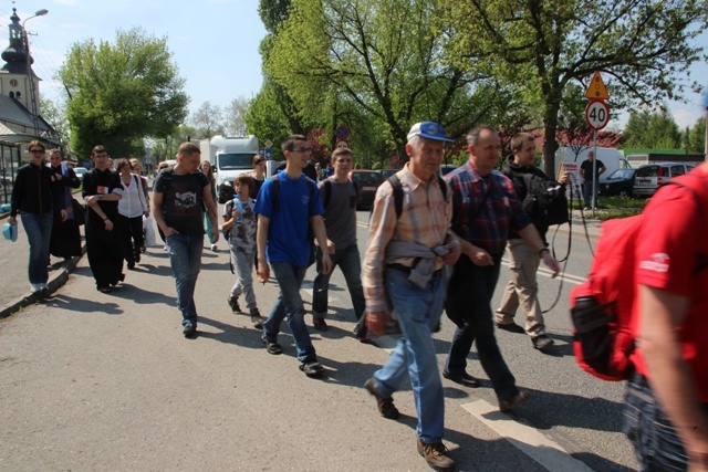 Pielgrzymi w drodze z Hałcnowa do Łagiewnik