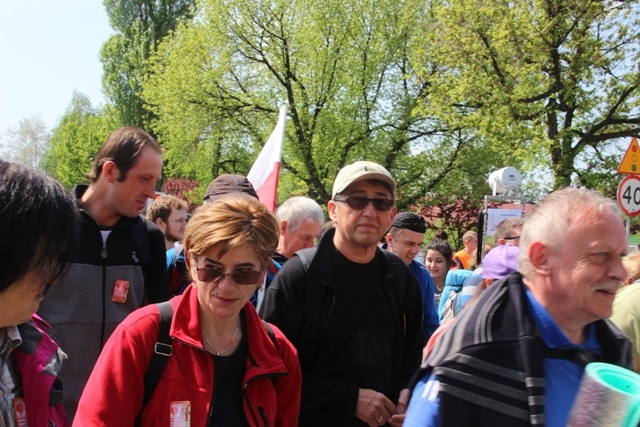 Pielgrzymi w drodze z Hałcnowa do Łagiewnik