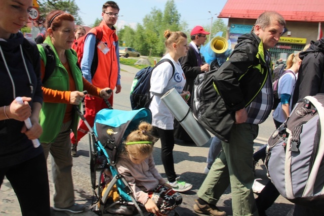 Pielgrzymi w drodze z Hałcnowa do Łagiewnik