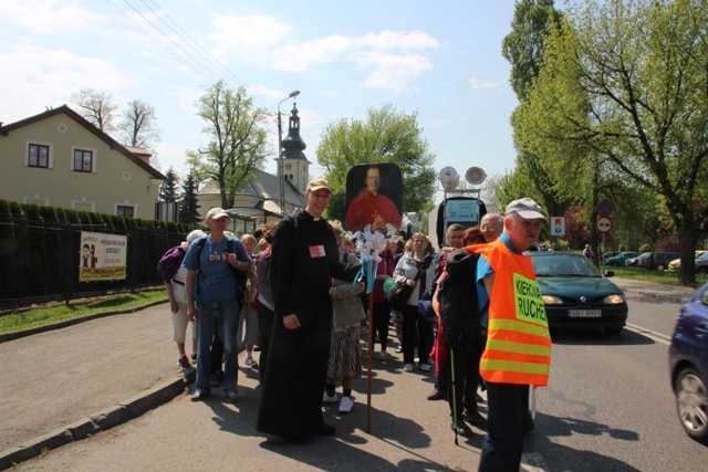 Pielgrzymi w drodze z Hałcnowa do Łagiewnik