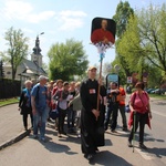 Pielgrzymi w drodze z Hałcnowa do Łagiewnik