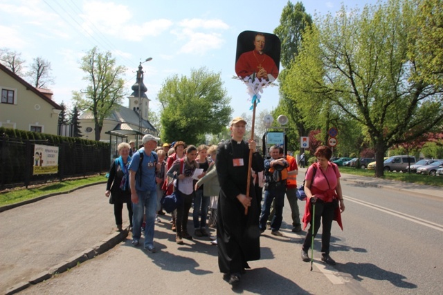 Pielgrzymi w drodze z Hałcnowa do Łagiewnik