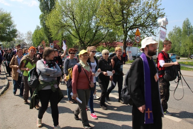 Pielgrzymi w drodze z Hałcnowa do Łagiewnik