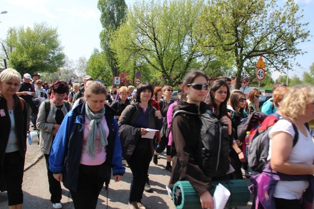 Pielgrzymi w drodze z Hałcnowa do Łagiewnik