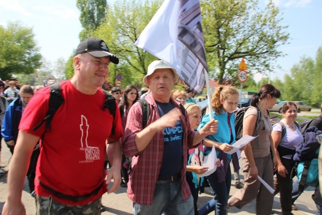 Pielgrzymi w drodze z Hałcnowa do Łagiewnik