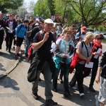 Pielgrzymi w drodze z Hałcnowa do Łagiewnik