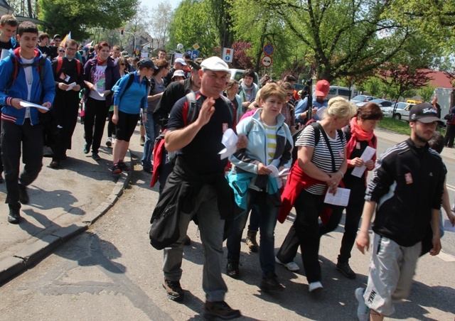Pielgrzymi w drodze z Hałcnowa do Łagiewnik
