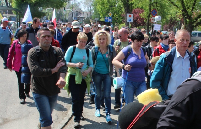 Pielgrzymi w drodze z Hałcnowa do Łagiewnik