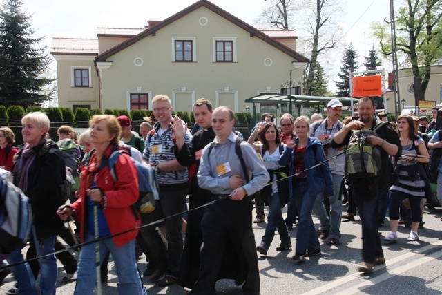 Pielgrzymi w drodze z Hałcnowa do Łagiewnik