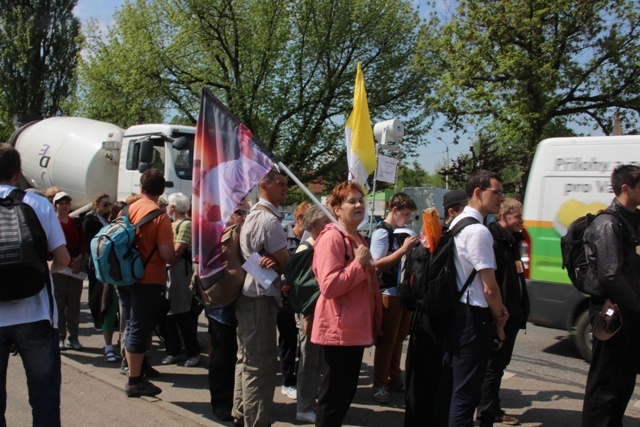 Pielgrzymi w drodze z Hałcnowa do Łagiewnik