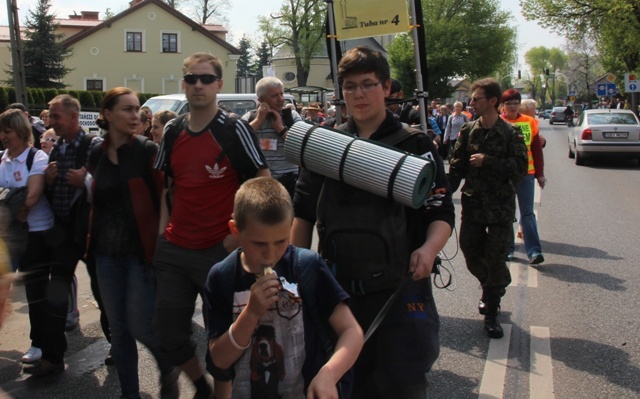 Pielgrzymi w drodze z Hałcnowa do Łagiewnik