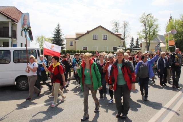 Pielgrzymi w drodze z Hałcnowa do Łagiewnik