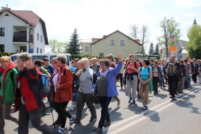 Pielgrzymi w drodze z Hałcnowa do Łagiewnik